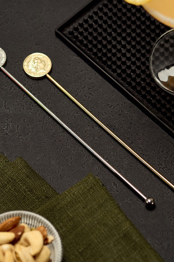 바겐슈타이거 스텐 304 홈텐딩 머들러 골드 하이볼 칵테일 스틱은 칵테일 제조와 홈바를 위한 주방용품입니다. 고급 스테인리스 304 소재로 제작되어 산과 알칼리에 강하며, 녹 발생 위험이 낮아 위생적이고 인체에 안전하게 사용할 수 있습니다. 앞뒤 원형 디자인과 인체공학적 그립감으로 편안하게 사용할 수 있으며, 안정적인 무게중심을 제공합니다. 골드 색상으로 고급스러움을 더하며, 광택 유지력이 우수하여 오랫동안 새것처럼 사용할 수 있습니다. 프리미엄 홈바 시리즈로, 믹싱과 머들링 기능을 통해 더욱 퀄리티 있는 칵테일 제조를 돕습니다.
