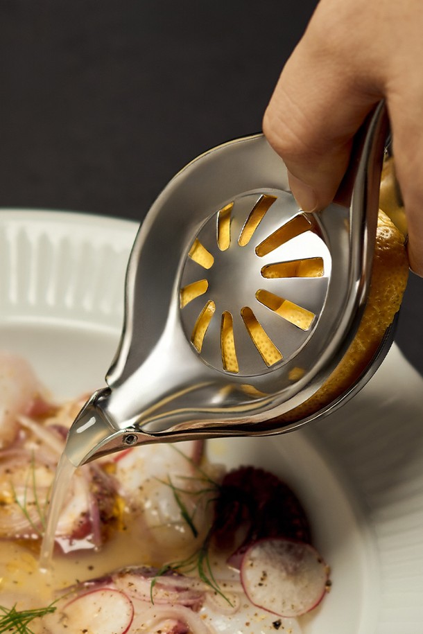 바겐슈타이거 스텐 304 홈탠팅 레몬 스퀴저 슬라이스 레몬즙 착즙기는 칵테일, 베이킹, 샐러드, 음료, 드레싱 제조에 유용한 주방용품입니다. 위생적인 스테인리스 스틸 304 소재로 제작되어 내산성, 내열성, 내부식성이 뛰어나며, 식기세척기 및 열소독이 가능하여 관리가 용이합니다. 컴팩트한 12.5cm 사이즈에 슬라이스형 디자인으로 레몬즙을 간편하고 효율적으로 추출할 수 있습니다. 직관적인 사용법으로 누구나 손쉽게 사용할 수 있으며, 식품 안전성을 고려하여 안심하고 사용할 수 있습니다. 심플한 디자인은 주방 인테리어에도 잘 어울립니다.
