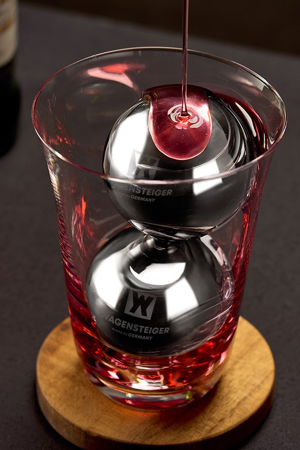 바겐슈타이거 스텐 304 빅 아이스볼 세트는 위스키, 음료, 식재료의 시원함을 유지해주는 주방용품입니다. 녹지 않는 스테인리스 304 소재의 아이스볼 2개와 보관 케이스로 구성되어 있으며, 냉감, 내식성, 내열성을 갖춰 위생적으로 사용할 수 있습니다. 특수 냉각제를 사용하여 빠른 냉각 효과와 오래 지속되는 냉각력을 제공하며, 음료 고유의 맛을 변함없이 즐길 수 있습니다. 심플하고 실용적인 디자인으로 면 요리, 식품 보관 등 다양한 용도로 활용 가능하며, 세척이 용이하여 편리합니다.
