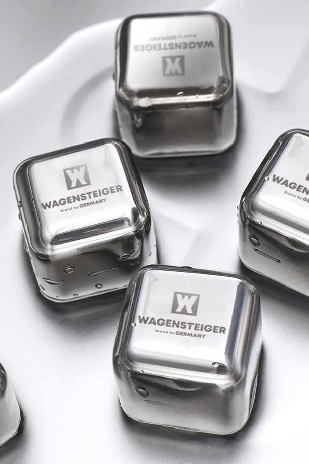 바겐슈타이거 스텐 304 홈텐딩 아이스큐브 6구는 음료의 시원함을 오래 유지시켜주는 주방용품입니다. 위생적인 스테인리스 304 소재로 제작되어 얼룩이나 냄새가 배지 않으며, 식기세척기 사용이 가능하여 관리가 편리합니다. 2.5 x 2.5 x 2.5 cm 크기의 아이스큐브 6개, 전용 집게, 보관 케이스로 구성되어 있으며, 무독성 냉각제가 포함되어 안전하게 사용할 수 있습니다. 음료의 맛을 희석시키지 않으면서 시원함을 유지하고 싶을 때, 면 요리나 식재료 세척 시 온도를 낮추고 싶을 때 활용해보세요. 냉동고 사용이 가능하며, 오래 지속되는 냉각 효과를 경험할 수 있습니다.
