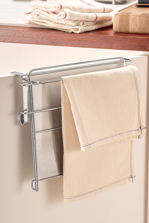 바겐슈타이거 올스텐 서브 키친 홀더랙 주방 보조선반은 주방 공간을 효율적으로 활용할 수 있는 실버 색상의 모던하고 심플한 디자인의 주방용품입니다. 스테인리스스틸과 ABS 소재로 제작되어 부식 및 변색 방지 기능이 있으며, 접이식 및 슬라이드식 구조로 공간 절약에 효과적입니다. 후크형 설치 방식으로 간편하게 설치할 수 있으며, 하부장 두께 1.5~2.5cm에 호환됩니다. 라운드 엣지 처리와 위생적인 소재 사용으로 안전하며, 최대 1kg까지 하중을 견딜 수 있습니다.
