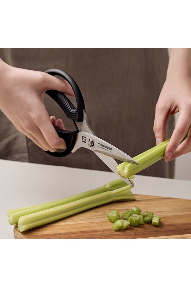 바겐슈타이거 아크트 가위 808 분리형 양손잡이는 주방용으로 제작된 스테인리스 스틸 가위입니다. 분리형 디자인으로 위생적인 사용과 편리한 세척이 가능하며, 양손잡이 사용이 가능하여 누구나 편리하게 사용할 수 있습니다. 블랙 색상으로 어떤 주방에도 잘 어울리며, 다양한 식재료 손질에 유용하게 활용할 수 있습니다. 주방에서의 효율성을 높여주는 실용적인 주방 필수품입니다.
