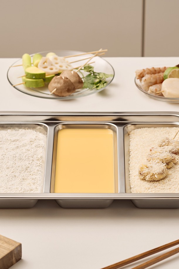 바겐슈타이거 무연마제 스텐 사각 트리플 트레이 (PC커버)는 스테인리스스틸과 폴리카보네이트 소재로 제작된 주방용품입니다. 사각 형태로 디자인되었으며, 트리플 트레이와 PC 커버로 구성되어 식재료 보관, 음식 준비, 전채요리, 꼬치류, 김밥, 디저트, 견과류, 밀프렙 등 다양한 용도로 활용 가능합니다. 3칸 분리형으로 위생적인 사용이 가능하며, 적층 보관이 용이하여 공간 활용도를 높입니다. 라운드 코너 처리로 안전하며 세척이 편리하고, 식품 등급 소재를 사용하여 안심하고 사용할 수 있습니다. 본 제품은 1년간 품질 보증을 제공합니다. 제조 공정상 미세 스크래치 및 용접 자국이 발생할 수 있으며, 제품 크기는 측정 위치에 따라 오차가 있을 수 있습니다.
