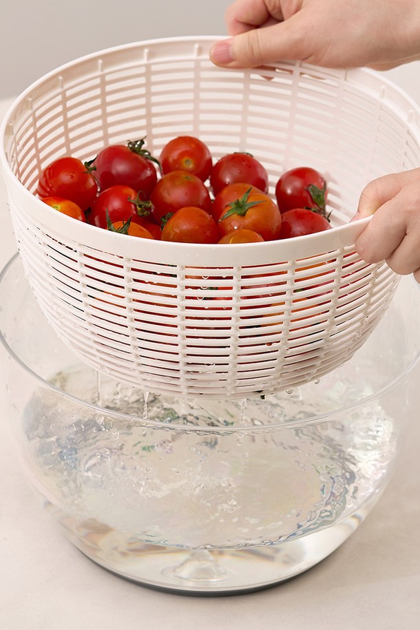 바겐슈타이거 점보 샐러드 스피너 야채탈수기 6L는 뚜껑, 채반, 투명 용기로 구성되어 야채와 과일, 면류, 나물의 물기를 간편하게 제거해줍니다. 원터치 펌프 작동 방식과 회전 중 안전 정지 기능, 미끄럼 방지 패드로 더욱 편리하고 안전하게 사용할 수 있습니다. 투명 용기로 내용물을 쉽게 확인하고, 분리형 디자인으로 세척 및 보관이 용이하며, 보관 시 높이를 축소하여 공간 효율성을 높였습니다. 이동 시 회전 방지 기능과 상단 정지 버튼, 잠금 장치를 갖춰 사용 편의성을 더했습니다. 사용 시 회전 중 뚜껑 개방, 전자레인지, 냉동고 사용, 충격, 어린이 접근, 직사광선 보관, 식기세척기 사용은 삼가주세요.
