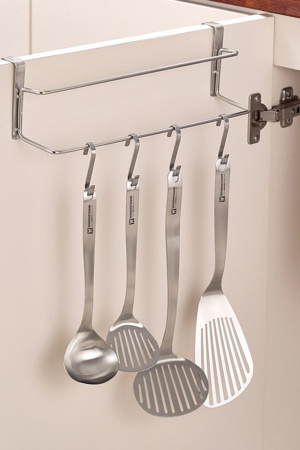 바겐슈타이거(Bargensteiger) 스텐 304 키친클로스랙 2단은 주방 싱크대 공간을 효율적으로 활용할 수 있는 실용적인 수납 솔루션입니다. SUS304 스테인리스 스틸 소재로 제작되어 방수, 방청 기능은 물론 부식 및 변색 방지 효과까지 갖춰 위생적이고 오래 사용할 수 있습니다. 1.5~2.3cm 두께의 문에 걸어 설치하는 걸이형 방식으로, 드릴 작업 없이 간편하게 설치 가능하며 공간을 절약해 줍니다. 2단 구조로 주방용품, 수건, 고무장갑 등을 깔끔하게 정리할 수 있으며, 상하단 분리형 설계와 통기성이 우수하여 더욱 편리합니다. 라운드 엣지 처리로 안전성을 높였으며, S형 후크를 사용하여 다양한 물품을 걸어둘 수 있습니다.
