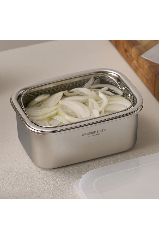 바겐슈타이거 무연마 드레인 스텐 304 박스 뚜껑 채반은 식재료 세척, 보관, 물 빼기, 담그기에 유용한 주방용품입니다. 스테인리스 스틸 304와 PE 소재로 제작되어 위생적이며 내열성을 갖췄고, 1-2인 가구에 적합한 컴팩트 사이즈입니다. 양방향 손잡이와 배수 구멍, 반투명 뚜껑이 특징이며, 적층하여 보관할 수 있습니다. 무연마 마감으로 깔끔한 디자인을 자랑하며, 채반, 뚜껑, 보관함으로 구성되어 있습니다.
