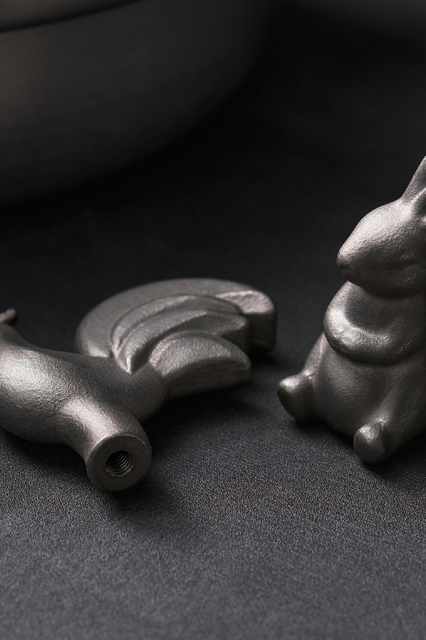 바겐슈타이거(Bargensteiger) 스텐 304 주물 냄비 프라이팬 손잡이 토끼는 주방의 품격을 높여주는 스테인리스 스틸 조리 도구입니다. SUS304 스테인리스 스틸 소재로 제작되어 위생적이며, 뛰어난 내부식성으로 오랫동안 변함없이 사용할 수 있습니다. 귀여운 토끼 모양의 디자인 장식이 돋보이며, 편안한 그립감의 손잡이로 요리 시 편리함을 더합니다. 산과 알칼리에 강하고 오래가는 광택을 자랑하며, 세척이 용이하여 위생적인 사용이 가능합니다. 주방에서 일상적으로 사용할 수 있는 실버 컬러의 실용적인 주방용품입니다.
