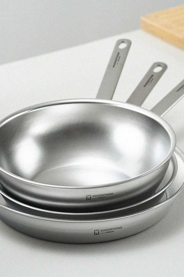 바겐슈타이거 로스탈(Wagensteiger Rostal) 통5중 무연마 316 스텐 계란말이팬은 5중 구조로 설계되어 뛰어난 열전도율을 자랑합니다. 식품/의료/화학 산업용 등급의 316 스테인리스 스틸과 알루미늄 소재를 사용하여 내식성이 뛰어나고 위생적입니다. 무연마 표면처리와 이음새 없는 구조로 음식물이 눌어붙는 것을 방지하여 편리하게 사용할 수 있습니다. 스팟 용접 손잡이와 주둥이 구조로 안전하고 깔끔하게 계란말이와 두부 요리를 만들 수 있습니다. 인덕션, 가스레인지, 핫플레이트, 할로겐 등 다양한 열원에서 사용 가능하며, 걸이용 고리가 있어 보관이 용이합니다.

