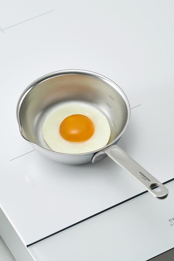 바겐슈타이거 로스탈(Wagensteiger Rhostal) 통3중 무연마 316 스테인리스 스틸 미니팬 12cm은 일상 및 조리에 적합한 제품입니다. 3중 레이어 구조로 제작되어 우수한 보온 및 통기 기능을 제공하며, 스크래치 방지 표면으로 내구성을 높였습니다. 12cm 사이즈로, 316 스테인리스 스틸, 알루미늄, 430 스테인리스 스틸 재질로 구성되었으며, 무연마 전해연마 처리로 위생적인 사용이 가능합니다. 스팟 용접 손잡이와 걸이용 고리, 눈금 표시가 있어 편리하며, 인덕션, 가스레인지, 핫플레이트, 할로겐 등 다양한 열원에서 사용할 수 있습니다. 실버 색상으로 깔끔하고 세련된 디자인을 자랑합니다.
