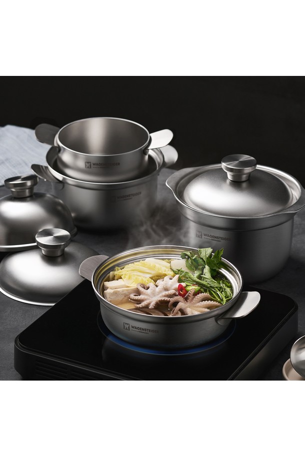 바겐슈타이거 로스탈(Bargenstein) 통 5중 무연마 316 스텐 냄비 톨셰프팟을 소개합니다. 5중 구조와 SUS316 스테인리스 스틸 소재로 제작되어 뛰어난 내구성과 위생적인 사용이 가능합니다. 전해연마 공법으로 매끄러운 표면을 자랑하며, 돔형 디자인 뚜껑으로 수분 손실을 최소화합니다. 푸어링 림(Pouring Rim) 설계로 편리하게 따를 수 있으며, 스폿 용접 손잡이로 안전성을 높였습니다. 인덕션, 가스레인지, 하이라이트, 할로겐, 오븐 등 다양한 열원에서 사용할 수 있으며, 몰리브데늄 함유로 내식성과 내열성이 강화되었습니다.
