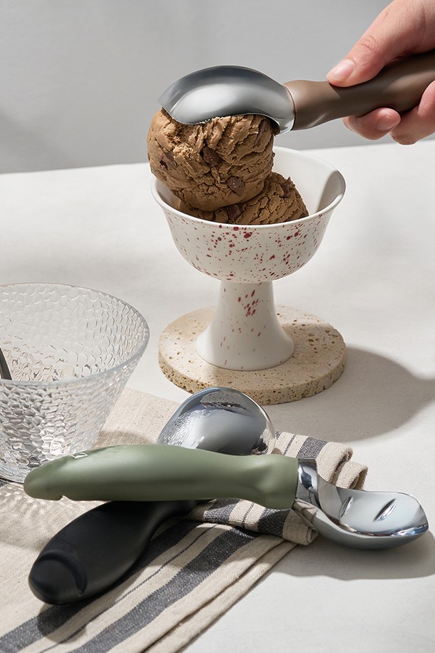 바겐슈타이거(Bargensteiger) 프라임 아이스크림 스쿱은 밀크초코, 피스타치오, 검은콩 3가지 색상으로, 아이스크림 퍼내기, 쿠키 도우, 수박, 호박씨, 음식 등을 옮기기에 용이한 다용도 스쿱입니다. 아연 합금과 폴리프로필렌 소재로 제작되었으며, 50mm x 90mm 크기입니다. 유선형 헤드 디자인과 내부 5개의 홈, 미끄럼 방지 PP 소재의 인체공학적 손잡이가 특징이며, 병따개 기능도 제공합니다. 메가 사이즈 스쿱으로 한 손 사용이 가능하며, 논스틱 내부 디자인으로 깔끔하게 사용할 수 있어 손목의 피로도를 최소화합니다.
