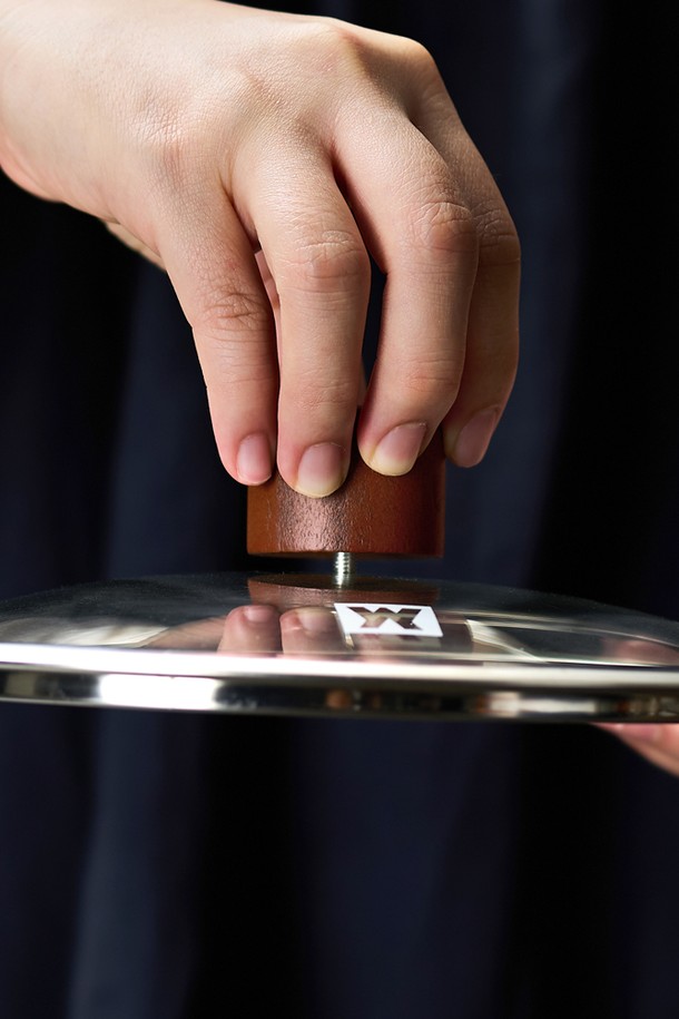 바겐슈타이거 나무꼭지 2P 세트는 냄비 및 프라이팬 뚜껑에 사용할 수 있는 손잡이 세트입니다. 나무, 스테인리스 스틸, 실리콘 소재로 제작되었으며, 브라운 색상으로 따뜻한 분위기를 연출합니다. 내열 기능과 인체공학적 그립 디자인으로 안전하고 편안한 사용감을 제공하며, 나사식 조립 구조로 간편하게 설치할 수 있습니다. 자연스러운 나무 질감은 주방에 은은한 멋을 더하며, 1년 품질보증으로 안심하고 사용할 수 있습니다.
