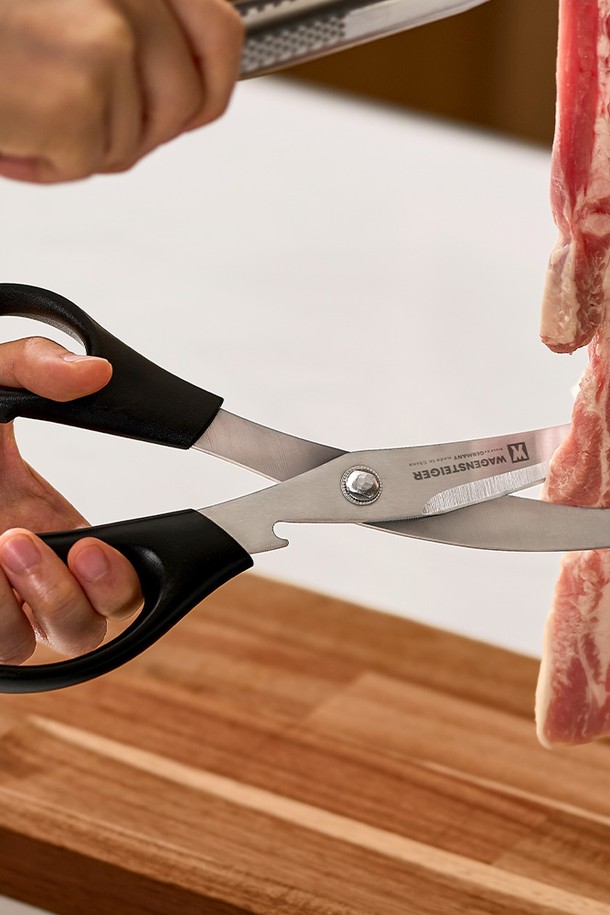 바겐슈타이거 스텐 커브 커터 가위는 주방 조리도구로, 스테인리스 스틸 소재로 제작되어 내구성이 뛰어납니다. 커브형 디자인과 인체공학적 손잡이로 설계되어 사용 편의성을 높였습니다. 커팅 기능과 오프너 기능을 갖춘 멀티 가위로, 주방에서 다양한 용도로 활용 가능합니다. 실버와 블랙 색상으로 출시되어 주방 인테리어에 세련됨을 더합니다.
