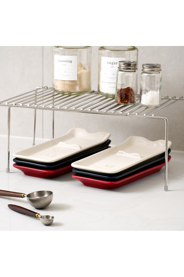 바겐슈타이거 세라믹 레이들 홀더 아이보리 조리도구 받침은 주방의 품격을 높여주는 실용적인 아이템입니다. 아이보리, 레드, 네이비 3가지 색상으로 출시되어 주방 인테리어에 맞춰 선택할 수 있습니다. 세라믹 소재로 제작되어 내열성, 얼룩 방지, 냄새 방지, 고온 변형 방지 기능을 갖춰 위생적이고 안전하게 사용할 수 있습니다. 양방향 설계와 매끄러운 표면, 광택 디자인, 안정적인 구조는 조리 도구를 편리하게 거치할 수 있게 하며, 쌓기 가능한 디자인과 컴팩트한 사이즈로 공간 활용도 또한 높습니다. 조리 중 국자, 주걱 등을 올려두거나 이유식을 만들 때 유용하며, 식탁 위에서도 깔끔하게 사용할 수 있습니다.

