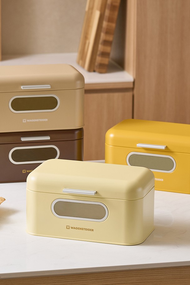 바겐슈타이거 브레드 박스 머스타드 주방 식탁 보관함은 주방을 모던하게 연출하는 데 도움을 줍니다. 내구성이 뛰어난 스틸 소재와 파우더 코팅 마감으로 제작되었으며, 미니멀하고 모던한 디자인을 자랑합니다. 머스타드 색상은 주방에 산뜻함을 더하며, 투명 유리창을 통해 내용물을 쉽게 확인할 수 있습니다. 빵, 식료품 등 다양한 주방 용품을 안전하게 보관할 수 있으며, 다용도 수납이 가능합니다. 안전 손잡이와 사각형 디자인으로 실용성을 높인 제품입니다.
