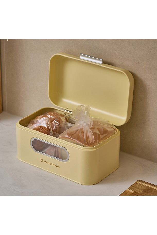 바겐슈타이거(Bargensteiger) 브레드 박스 카카오 주방 식탁 보관함은 미니멀한 디자인의 주방 보관함입니다. 스틸 소재로 제작되었으며, 깊이 있는 카카오 색상이 주방 공간에 은은한 분위기를 더합니다. 빵을 신선하게 보관하고, 다용도로 수납할 수 있도록 설계되었습니다. 통기 기능과 수분 조절 기능으로 내용물의 변질을 막아주며, 투명 유리창을 통해 내부를 확인할 수 있습니다. 부드러운 곡선 손잡이와 파우더 코팅 마감, 라운드 엣지 디자인이 특징입니다.
