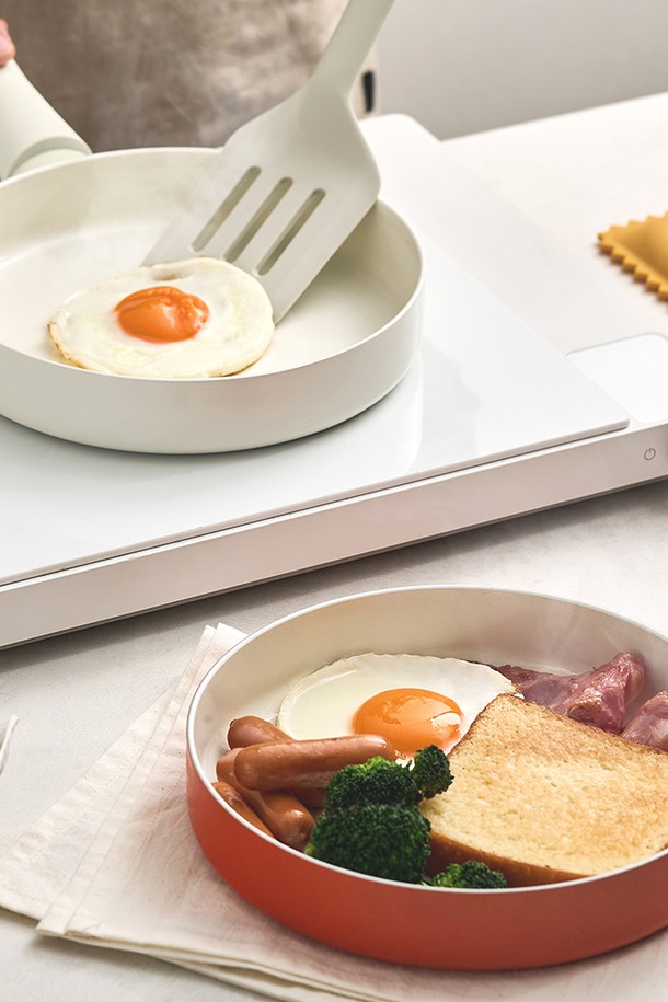 바겐슈타이거 플레어 프라이팬 24cm 썬 브리즈는 베이지와 화이트 색상으로 제공되며, 24cm 크기의 세라믹 프라이팬입니다. 논스틱 기능과 뛰어난 열전도율을 자랑하여 음식을 더욱 맛있고 빠르게 조리할 수 있습니다. 우드 손잡이와 플레어형 디자인으로 주방의 감각적인 분위기를 더하며, 손잡이 분리형으로 편리하게 사용할 수 있습니다. 인덕션 사용이 가능하며, 세라믹 코팅으로 음식이 눌어붙는 것을 방지하여 위생적인 조리가 가능합니다.
