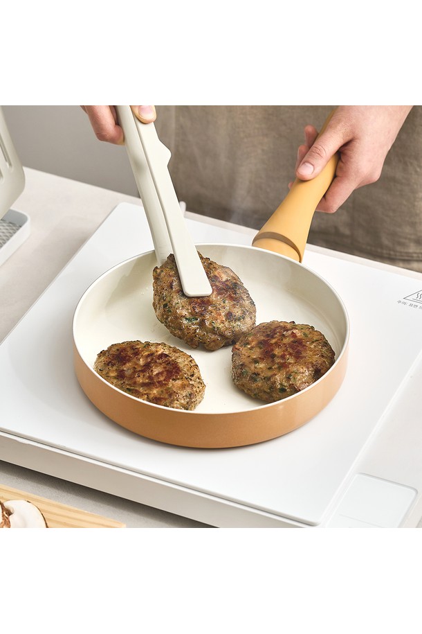 바겐슈타이거 플레어 프라이팬 24cm 탠저린 코드 제품은 심플하고 감각적인 디자인으로 주방의 품격을 높여줍니다. 알루미늄 소재에 탠저린 코드 컬러를 적용하여 산뜻한 느낌을 더했습니다. 와이드 인덕션 바닥과 7중 내외장 코팅, 그리고 비점착 논스틱 코팅으로 볶음, 부침, 스테이크 등 다양한 요리를 편리하게 즐길 수 있습니다. 미끄럼 방지 기능과 스터드웰딩 손잡이, 러버코팅 핸들로 안전하고 편안한 사용감을 제공하며, 인덕션, 가스레인지, 전기레인지, 할로겐 등 다양한 열원에서 사용할 수 있습니다. 균일한 열전달과 빠른 가열로 요리 시간을 단축시켜줍니다.
