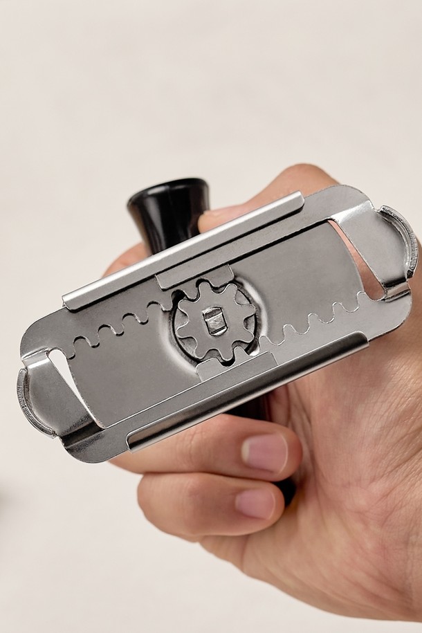 바겐슈타이거 이지 바틀 오프너 병따개는 주방 및 일상생활에서 편리하게 사용할 수 있는 병따개입니다. 스테인리스 스틸과 플라스틱 소재로 제작되어 튼튼하며, 실버와 블랙 색상으로 제공됩니다. 심플한 디자인과 인체공학적 손잡이 디자인은 편안한 그립감을 제공합니다. 병뚜껑을 쉽게 딸 수 있도록 설계되어, 누구나 손쉽게 사용할 수 있습니다.
