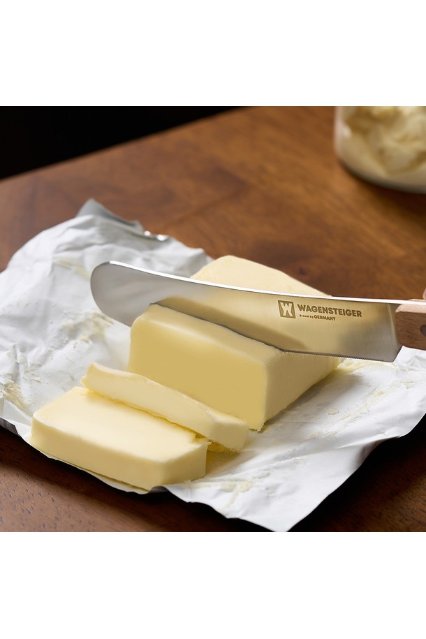 바겐슈타이거 버터 스프레더는 버터, 잼, 치즈를 간편하게 자르고 펼칠 수 있는 다용도 주방 도구입니다. 스테인레스 스틸 날과 우드 핸들의 조화는 세련된 디자인과 뛰어난 그립감을 제공합니다. 인체공학적 디자인으로 제작되어 사용이 편리하며, 손잡이 미끄럼 방지 기능이 있어 안전하게 사용할 수 있습니다. 부드럽고 얇게 버터를 바르거나, 잼과 치즈를 깔끔하게 커팅하는 데 적합합니다. 주방의 품격을 높여주는 실용적인 아이템입니다.
