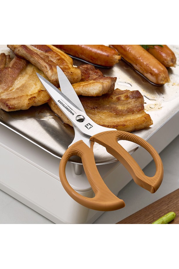 바겐슈타이거 아크트 컬러 가위 808 머스타드는 주방용으로 제작된 가위입니다. 스테인리스 소재로 제작되어 내구성이 뛰어나며, 머스타드 색상으로 주방에 산뜻함을 더합니다. 분리형 디자인으로 위생적인 관리가 가능하며, 양손 사용이 가능한 대칭구조로 설계되어 편리하게 사용할 수 있습니다. 주방에서의 다양한 용도로 활용할 수 있는 실용적인 제품입니다.
