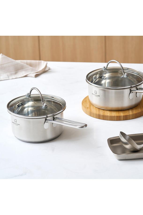 바겐슈타이거(Wagensteiger) IH 3중 바닥 스텐 미니팟 편수냄비 14cm는 조리용으로 제작된 스테인리스 소재의 편수냄비입니다. 14cm의 미니 사이즈로, 3중 바닥 구조를 갖춰 열 효율이 뛰어나고 IH(Induction Heating) 사용이 가능합니다. 실버 색상으로 깔끔하고 모던한 디자인이 특징입니다. 바겐슈타이거(Wagensteiger)의 기술력으로 완성된 이 냄비는 다양한 요리에 활용할 수 있어 실용적입니다. 작은 사이즈로 1인 가구 또는 소량의 조리가 필요한 경우에 적합합니다.
