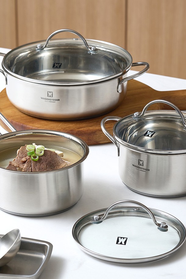 바겐슈타이거 IH 3중 바닥 스텐 미니팟 편수냄비 16cm입니다. 스테인리스 소재로 제작되어 위생적이고 내구성이 뛰어납니다. IH 3중 바닥 구조로 열 효율이 뛰어나고, 16cm 크기로 다양한 요리에 활용하기 좋습니다. 뚜껑이 포함되어 조리 시 편리하며, 편수 손잡이로 안전하고 쉽게 사용할 수 있습니다. 실버 색상으로 주방 인테리어와도 잘 어울립니다.
