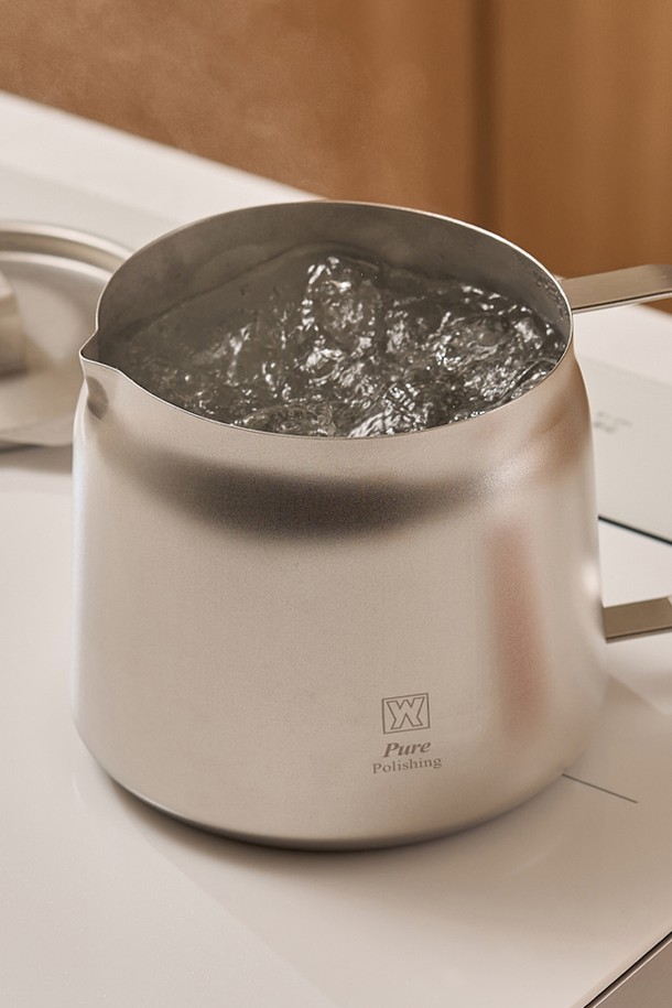 바겐슈타이거 스텐 304 퓨어 폴리싱 케틀팟 2L IH 무연마제는 스테인리스 304 소재로 제작되어 내구성이 뛰어나고 위생적인 주방용품입니다. 2L 용량으로 끓이기, 데우기, 조리 등 다양한 용도로 활용 가능하며, IH(인덕션) 사용이 가능합니다. 퓨어 폴리싱 마감으로 깔끔한 외관을 자랑하며, 무연마 처리로 안심하고 사용할 수 있습니다. 손잡이가 부착되어 편리하게 사용할 수 있는 실버 색상의 케틀팟입니다.
