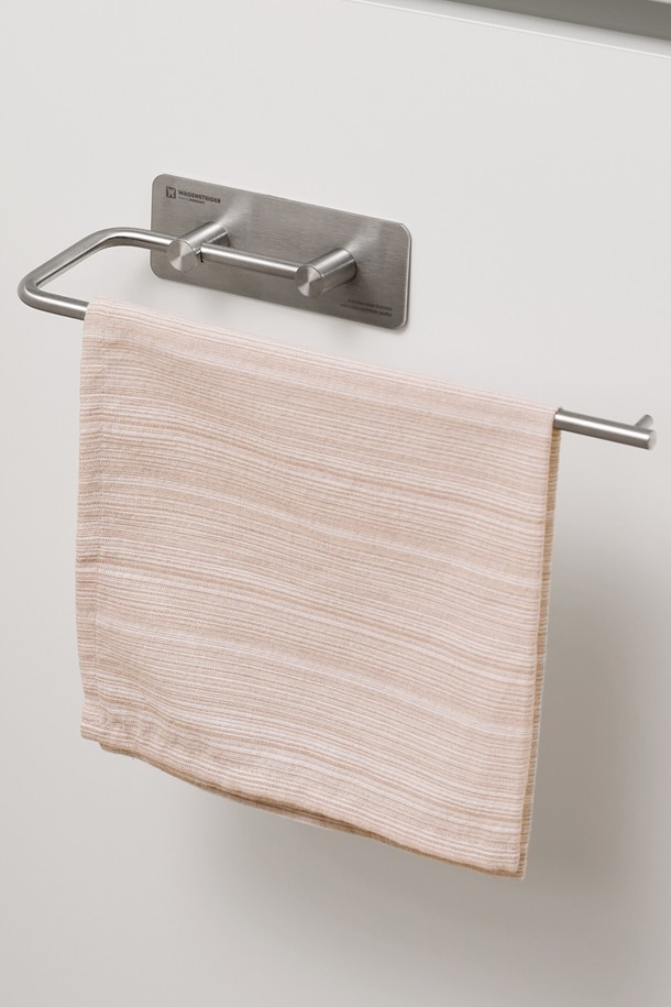 주방 공간을 더욱 실용적으로 만들어 줄 스텐 무타공 키친타올랙입니다. 튼튼한 스테인리스스틸 소재로 제작되어 위생적이고 내구성이 뛰어나며, 실버 색상으로 깔끔한 주방 분위기를 연출합니다. 28cm 크기로, 키친타올을 편리하게 걸어두고 필요에 따라 쉽게 사용할 수 있습니다. 무타공 설치 방식으로 벽에 손쉽게 부착하여 공간 활용도를 높일 수 있으며, 비닐백, 수세미, 행주를 걸 수 있는 걸이가 있어 더욱 실용적입니다. 주방용품 정리에 탁월한 선택이 될 것입니다.
