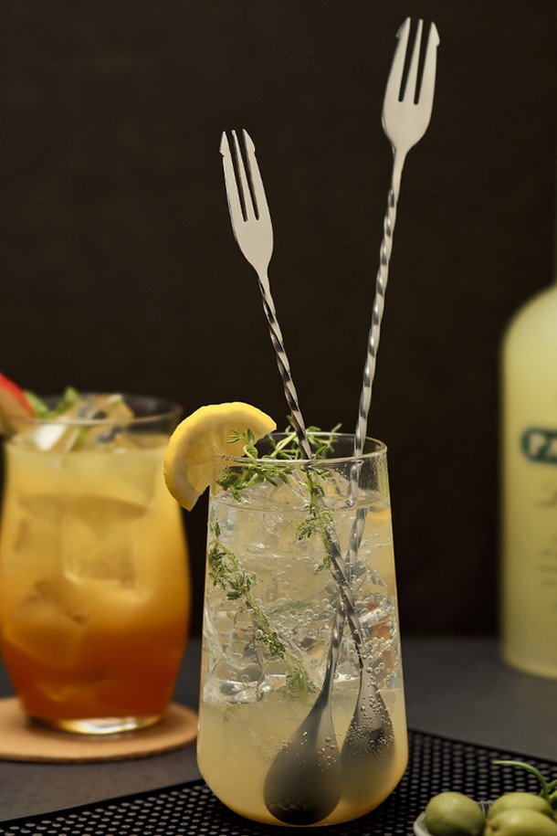 바겐슈타이거 스텐 304 홈텐딩 바스푼(포크형)은 칵테일, 음료 제조 및 가니쉬 작업에 특화된 바스푼입니다. 26cm 길이의 스텐 304 스테인리스 스틸 소재로 제작되어 내산성, 내열성, 내부식성이 뛰어나 위생적이며 광택이 오래 유지됩니다. 스크류 타입 나선형 디자인에 3갈래 포크형으로, 양면 사용이 가능하여 믹싱과 가니쉬 장식을 편리하게 할 수 있습니다. 바(bar), 카페, 호텔, 레스토랑 및 가정에서 폭넓게 사용할 수 있으며, 칵테일 하이볼 등 다양한 음료를 만들 때 유용합니다. 컴팩트한 디자인으로 사용자 친화적인 사용성을 제공합니다.
