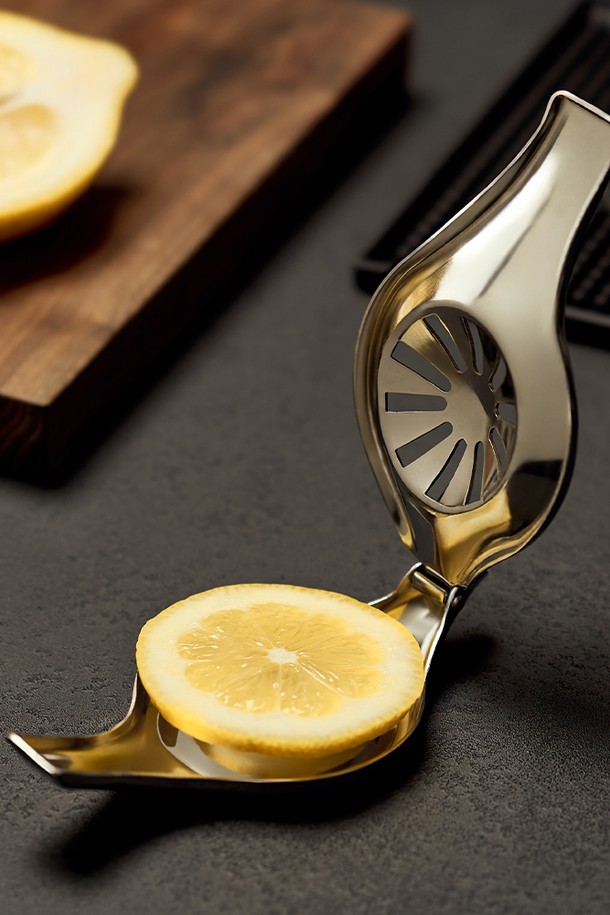 바겐슈타이거 스텐 304 홈탠팅 레몬 스퀴저 슬라이스 레몬즙 착즙기는 칵테일, 베이킹, 샐러드, 음료, 드레싱 제조에 유용한 주방용품입니다. 위생적인 스테인리스 스틸 304 소재로 제작되어 내산성, 내열성, 내부식성이 뛰어나며, 식기세척기 및 열소독이 가능하여 관리가 용이합니다. 컴팩트한 12.5cm 사이즈에 슬라이스형 디자인으로 레몬즙을 간편하고 효율적으로 추출할 수 있습니다. 직관적인 사용법으로 누구나 손쉽게 사용할 수 있으며, 식품 안전성을 고려하여 안심하고 사용할 수 있습니다. 심플한 디자인은 주방 인테리어에도 잘 어울립니다.
