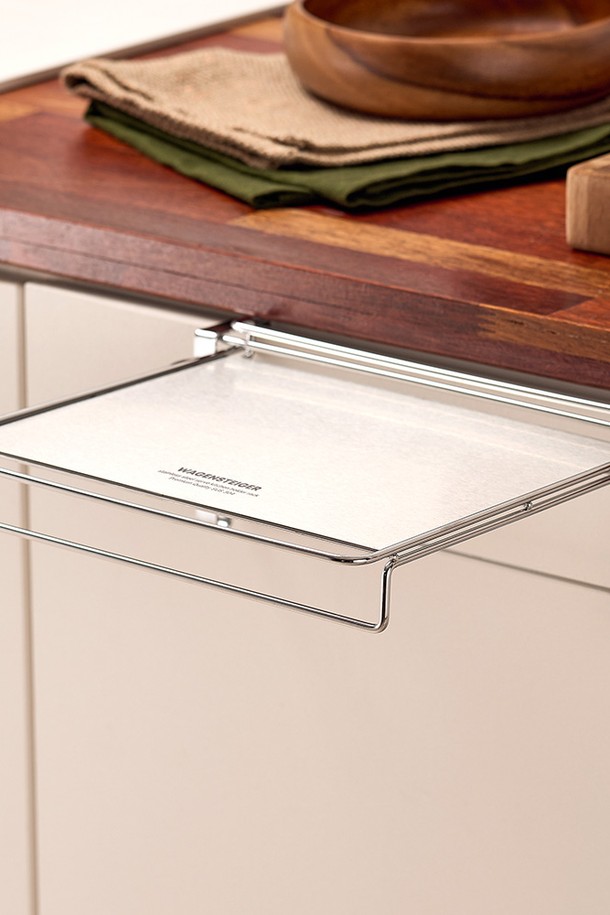 바겐슈타이거 올스텐 서브 키친 홀더랙 주방 보조선반은 주방 공간을 효율적으로 활용할 수 있는 실버 색상의 모던하고 심플한 디자인의 주방용품입니다. 스테인리스스틸과 ABS 소재로 제작되어 부식 및 변색 방지 기능이 있으며, 접이식 및 슬라이드식 구조로 공간 절약에 효과적입니다. 후크형 설치 방식으로 간편하게 설치할 수 있으며, 하부장 두께 1.5~2.5cm에 호환됩니다. 라운드 엣지 처리와 위생적인 소재 사용으로 안전하며, 최대 1kg까지 하중을 견딜 수 있습니다.
