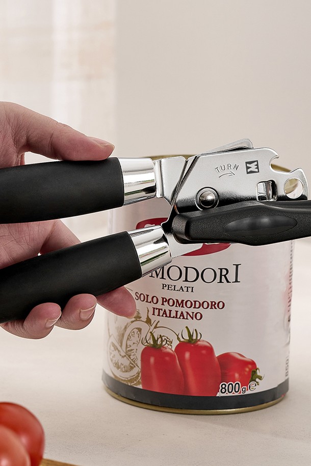 바겐슈타이거(Wagensteiger) 스핀 오프너 병 캔 통조림 따개는 주방에서 유용하게 사용되는 병따개/캔따개입니다. 금속, 고무, ABS 소재로 제작되었으며, 210mm x 63mm 크기로 제작되었습니다. 시계 방향 회전 방식을 사용하여 손쉽게 병과 캔을 따는 2in1 기능을 제공하며, 미끄럼 방지 기능과 안정적인 그립감으로 안전하게 사용할 수 있습니다. 블랙 색상으로 디자인되었으며, 일상생활에서 편리하게 사용할 수 있습니다. 단, 날카로운 칼날에 주의하여 사용해야 합니다.
