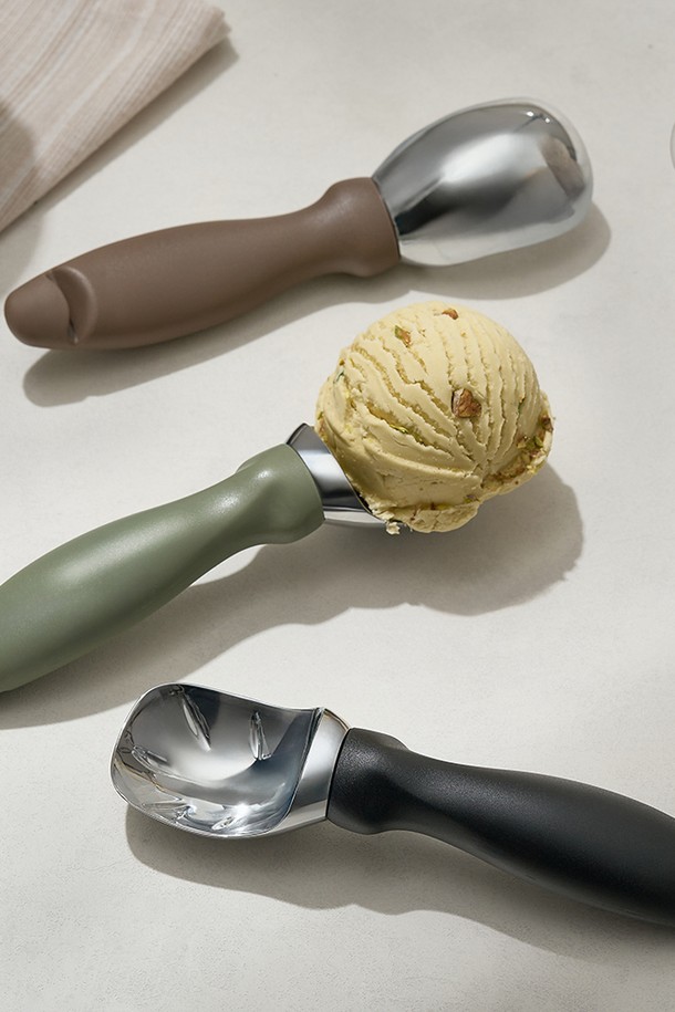 바겐슈타이거(Wagestiger) 프라임 아이스크림 스쿱은 피스타치오 젤라또뿐만 아니라 다양한 베이킹 및 요리에 활용할 수 있는 다용도 아이스크림 스쿱입니다. 밀크 초콜릿, 피스타치오, 블랙빈 세 가지 색상으로 제공되며, 아연 합금과 PP 소재로 제작되어 견고합니다. 유선형 헤드 디자인과 인체공학적 손잡이, 미끄럼 방지 기능으로 편안한 사용감을 제공하며, 병따개 기능까지 갖추고 있습니다. 대용량 스쿱 헤드와 논스틱 내부 디자인, 전문가용 구조로 아이스크림 퍼내기, 수박/호박씨 퍼내기, 쿠키 도우 분배, 음식 이동 등 다양한 용도로 활용 가능합니다.
