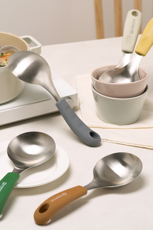 바겐슈타이거 스텐 304 로펠 더 컬러 레이들 국자 서버 아이보리는 주방 조리 및 서빙에 유용한 도구입니다. 튼튼한 스테인리스 스틸 304 재질로 제작되어 내구성이 뛰어납니다. 국자/레이들 타입으로 국이나 찌개 등을 뜨기에 적합하며, 서버 기능도 갖춰 음식을 깔끔하게 담아낼 수 있습니다. 아이보리 컬러로 주방 인테리어에 은은한 포인트를 더합니다. 주방에서 오랫동안 사용할 수 있는 실용적인 조리 도구입니다.
