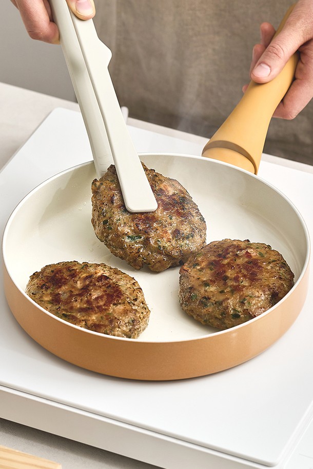 바겐슈타이거 플레어 프라이팬 20cm 미스틱 스노우는 알루미늄과 세라믹 코팅으로 제작되어 뛰어난 내구성과 열전도성을 자랑합니다. 7중 세라믹 코팅으로 음식이 눌어붙지 않아 편리하며, 스크래치 방지 기능으로 오래도록 새것처럼 사용할 수 있습니다. 인덕션, 가스레인지, 전기레인지, 할로겐 등 다양한 열원에서 사용 가능하며, 20cm 사이즈로 실용적입니다. 모던하고 심플한 디자인의 미스틱 스노우 색상이 주방의 분위기를 더욱 세련되게 만들어줍니다. 넓은 조리면과 고압축 제조공법, 빠른 열전도 기능은 더욱 맛있는 요리를 가능하게 합니다.
