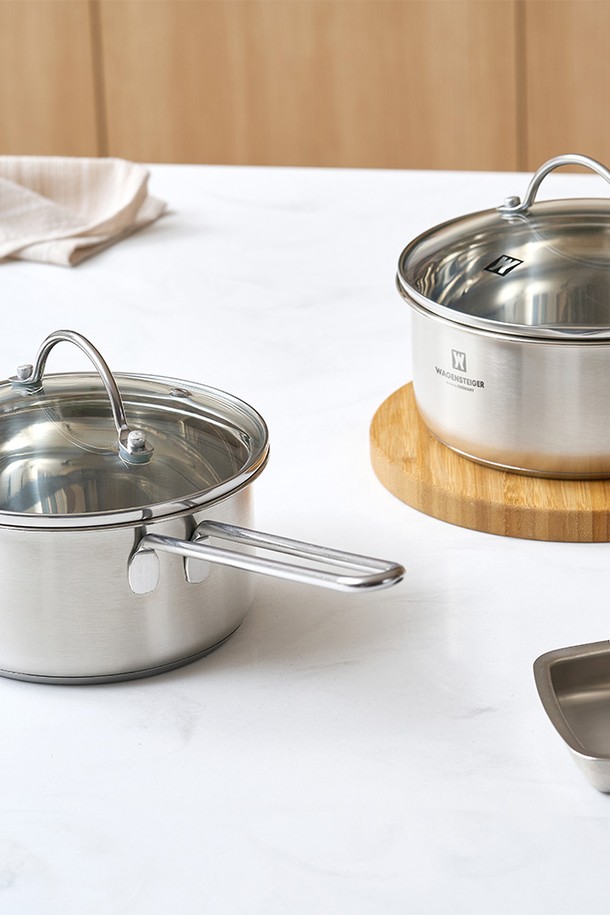 바겐슈타이거 IH 3중 바닥 스텐 미니팟 편수냄비 16cm입니다. 스테인리스 소재로 제작되어 위생적이고 내구성이 뛰어납니다. IH 3중 바닥 구조로 열 효율이 뛰어나고, 16cm 크기로 다양한 요리에 활용하기 좋습니다. 뚜껑이 포함되어 조리 시 편리하며, 편수 손잡이로 안전하고 쉽게 사용할 수 있습니다. 실버 색상으로 주방 인테리어와도 잘 어울립니다.
