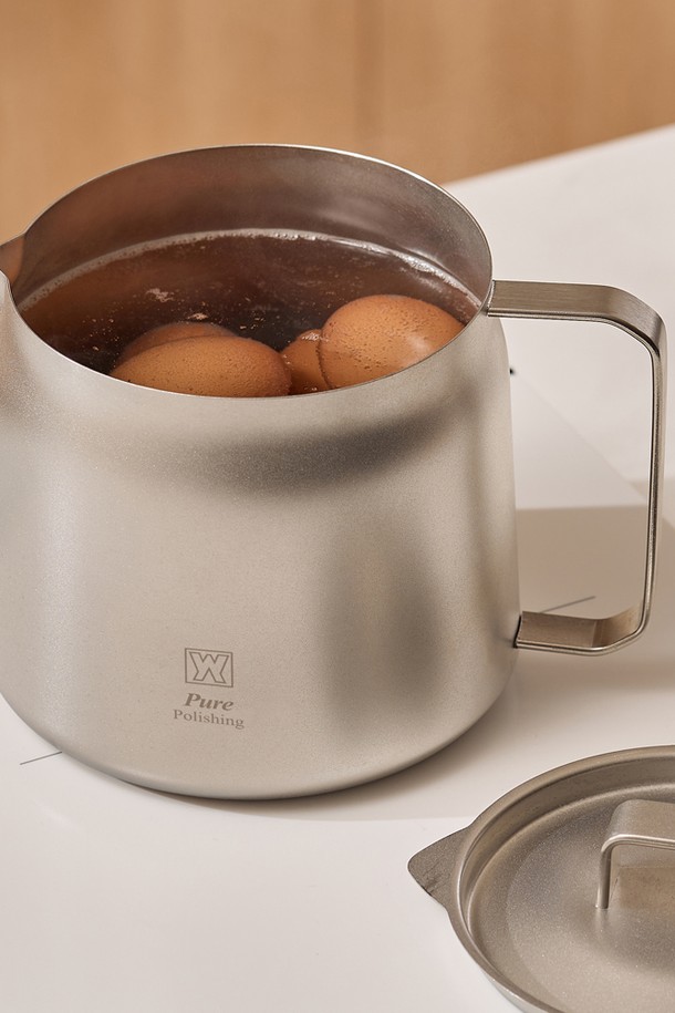 바겐슈타이거 스텐 304 퓨어 폴리싱 케틀팟 2L IH 무연마제는 스테인리스 304 소재로 제작되어 내구성이 뛰어나고 위생적인 주방용품입니다. 2L 용량으로 끓이기, 데우기, 조리 등 다양한 용도로 활용 가능하며, IH(인덕션) 사용이 가능합니다. 퓨어 폴리싱 마감으로 깔끔한 외관을 자랑하며, 무연마 처리로 안심하고 사용할 수 있습니다. 손잡이가 부착되어 편리하게 사용할 수 있는 실버 색상의 케틀팟입니다.
