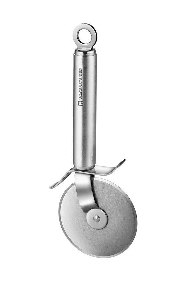 바겐슈타이거 스텐 피자 커터는 스테인리스 스틸 소재로 제작되어 위생적이고 내구성이 뛰어납니다. 날카로운 커팅날과 인체공학적인 일자형 손잡이는 피자를 쉽고 깔끔하게 자를 수 있도록 설계되었습니다. 실버 색상의 원형 커터 디자인은 주방에 세련된 느낌을 더합니다. 피자 조리 시 편리함을 제공하는 필수 조리 도구입니다.
