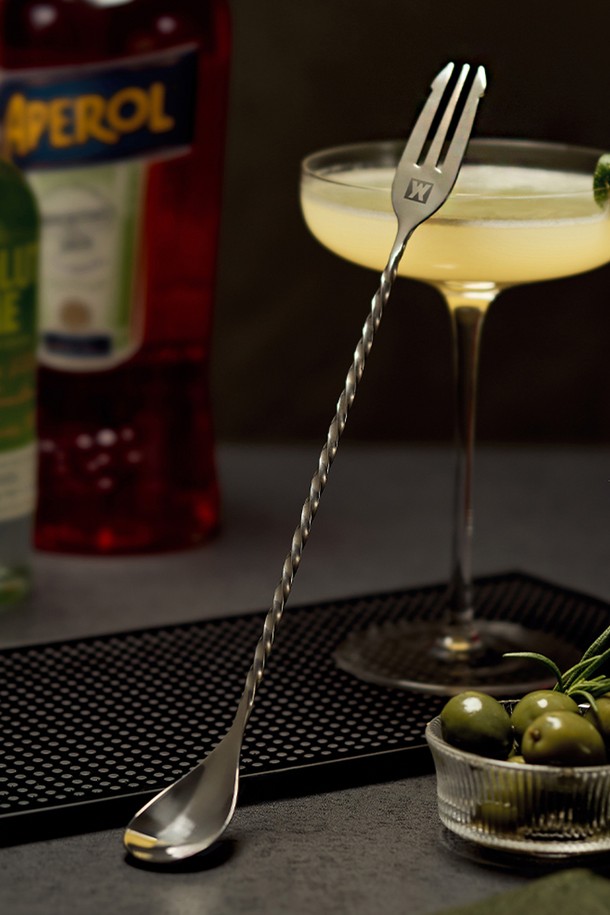 바겐슈타이거 스텐 304 홈텐딩 바스푼(포크형)은 칵테일, 음료 제조 및 가니쉬 작업에 특화된 바스푼입니다. 26cm 길이의 스텐 304 스테인리스 스틸 소재로 제작되어 내산성, 내열성, 내부식성이 뛰어나 위생적이며 광택이 오래 유지됩니다. 스크류 타입 나선형 디자인에 3갈래 포크형으로, 양면 사용이 가능하여 믹싱과 가니쉬 장식을 편리하게 할 수 있습니다. 바(bar), 카페, 호텔, 레스토랑 및 가정에서 폭넓게 사용할 수 있으며, 칵테일 하이볼 등 다양한 음료를 만들 때 유용합니다. 컴팩트한 디자인으로 사용자 친화적인 사용성을 제공합니다.
