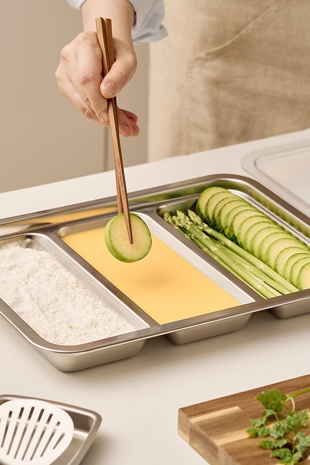 바겐슈타이거 무연마제 스텐 사각 트리플 트레이 (PC커버)는 스테인리스스틸과 폴리카보네이트 소재로 제작된 주방용품입니다. 사각 형태로 디자인되었으며, 트리플 트레이와 PC 커버로 구성되어 식재료 보관, 음식 준비, 전채요리, 꼬치류, 김밥, 디저트, 견과류, 밀프렙 등 다양한 용도로 활용 가능합니다. 3칸 분리형으로 위생적인 사용이 가능하며, 적층 보관이 용이하여 공간 활용도를 높입니다. 라운드 코너 처리로 안전하며 세척이 편리하고, 식품 등급 소재를 사용하여 안심하고 사용할 수 있습니다. 본 제품은 1년간 품질 보증을 제공합니다. 제조 공정상 미세 스크래치 및 용접 자국이 발생할 수 있으며, 제품 크기는 측정 위치에 따라 오차가 있을 수 있습니다.
