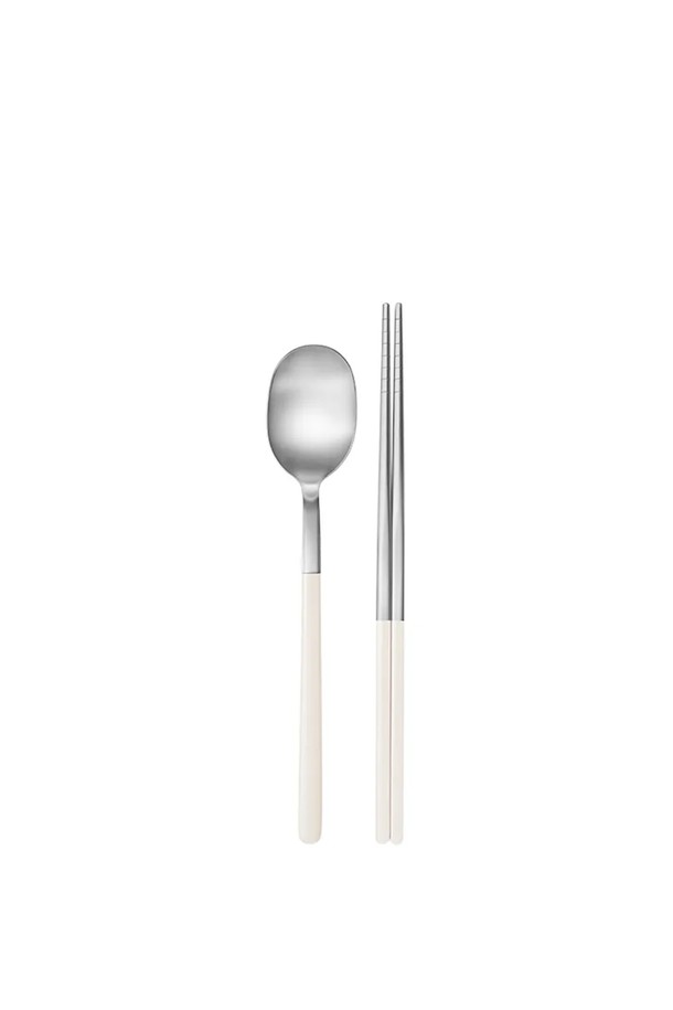 바겐슈타이거 스텐 304 데일로어 4인 수저세트는 감성적인 디자인과 실용성을 모두 갖춘 스테인리스(SUS304) 소재의 수저세트입니다. 미니멀한 스타일과 곡선형 실루엣, 컬러 코팅 핸들이 어우러져 테이블 세팅에 포인트를 더합니다. 넉넉한 스푼볼 깊이감과 자연스러운 그립감으로 편안한 사용감을 제공하며, 내식성, 내열성, 내구성을 갖춰 위생적으로 사용할 수 있습니다. 밀크 베이지, 샌드오크, 모스브라운, 실키 네이비 4가지 컬러로 출시되어 취향에 맞게 선택 가능하며, 수저 4개와 젓가락 4벌로 구성되어 4인 가족 식사에 적합합니다. 라운딩 처리된 끝선과 슬림핏 디자인은 세련된 느낌을 더하며, 미끄럼 방지 기능으로 안전하게 사용할 수 있습니다.
