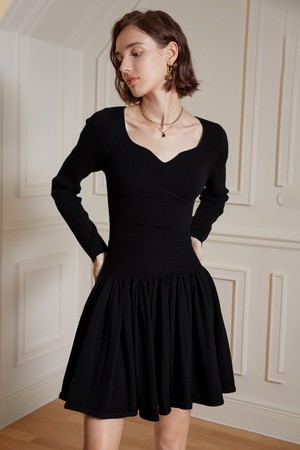 YY_Chic diamond neck slim pleats dress_BLACK