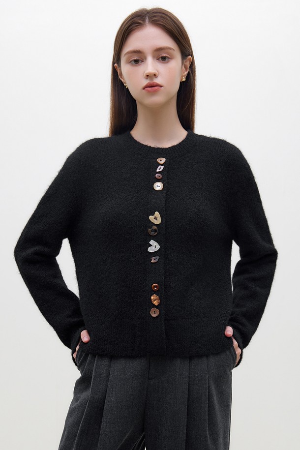 WE'DEE - 스웨터 - WD_Design button point sweater