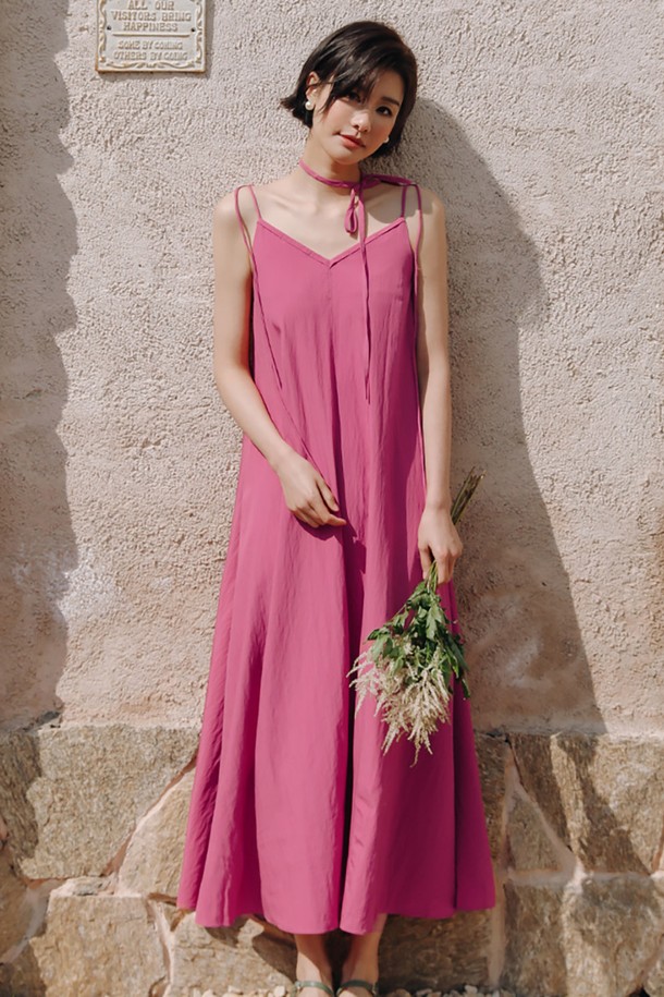 LS 숄더 버튼 민소매 원피스는 우아하고 엘레강스한 무드를 연출하는 여성용 슬리브리스 원피스입니다. 핑크 컬러의 폴리에스테르 소재로 제작되어 봄, 여름에 시원하게 착용하기 좋습니다. A라인 플레어 치마 타입에 루즈핏으로 편안하면서도 여성스러운 실루엣을 선사합니다. V넥 디자인과 어깨 스트랩, 버튼 디테일이 더해져 데이트룩, 카페룩, 여행룩 등 다양한 TPO에 클래식, 로맨틱, 미니멀 스타일을 연출할 수 있습니다.
