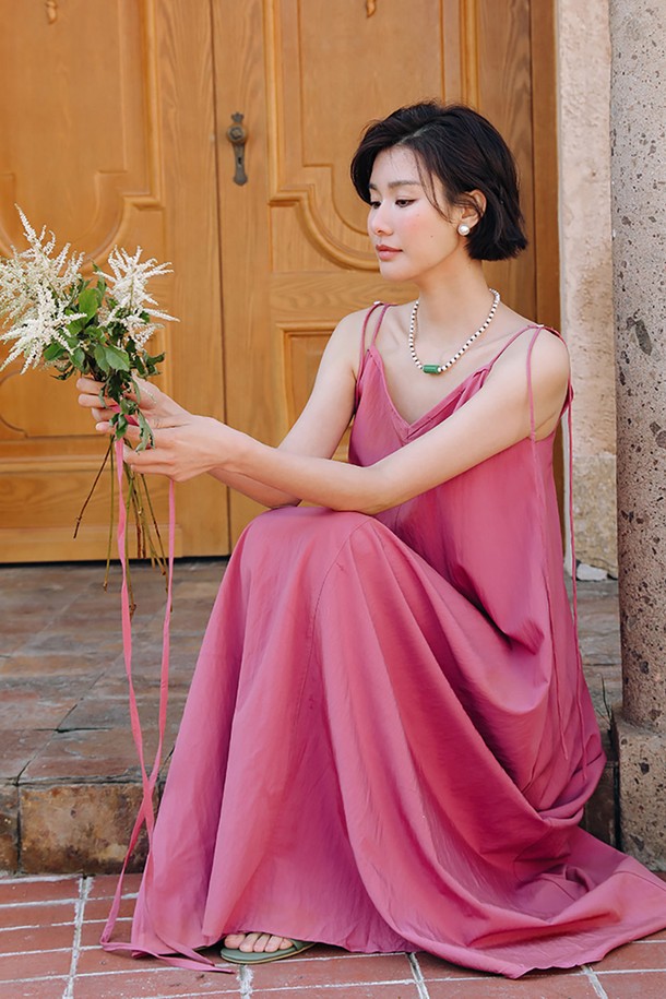 LS 숄더 버튼 민소매 원피스는 우아하고 엘레강스한 무드를 연출하는 여성용 슬리브리스 원피스입니다. 핑크 컬러의 폴리에스테르 소재로 제작되어 봄, 여름에 시원하게 착용하기 좋습니다. A라인 플레어 치마 타입에 루즈핏으로 편안하면서도 여성스러운 실루엣을 선사합니다. V넥 디자인과 어깨 스트랩, 버튼 디테일이 더해져 데이트룩, 카페룩, 여행룩 등 다양한 TPO에 클래식, 로맨틱, 미니멀 스타일을 연출할 수 있습니다.
