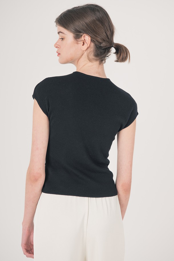 WE'DEE - 민소매티셔츠 - WED_Half neck line simple knit_BLACK