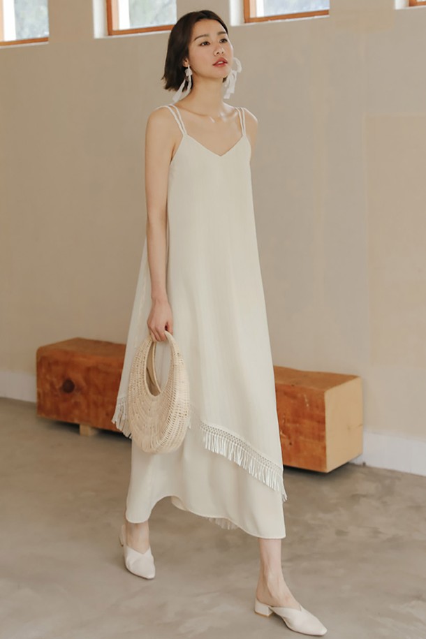 LS 페어리 태슬 민소매 원피스는 우아하고 엘레강스한 스타일을 연출하는 여성 의류입니다. 아이보리 컬러의 얇고 부드러운 폴리에스테르 소재로 제작되어 봄, 여름에 시원하게 착용하기 좋습니다. A라인 플레어 스커트와 루즈핏으로 편안함을 더하며, V넥 민소매 디자인에 태슬 장식과 비대칭 밑단으로 포인트를 주었습니다. 데이트룩, 카페룩, 여행룩 등 다양한 TPO에 맞춰 클래식, 미니멀, 로맨틱한 스타일을 완성해보세요.