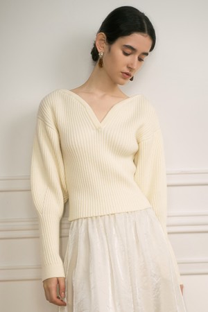 YY_White moonlight v-neck sweater