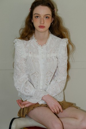 Cest_Lace punching flared sleeve blouse